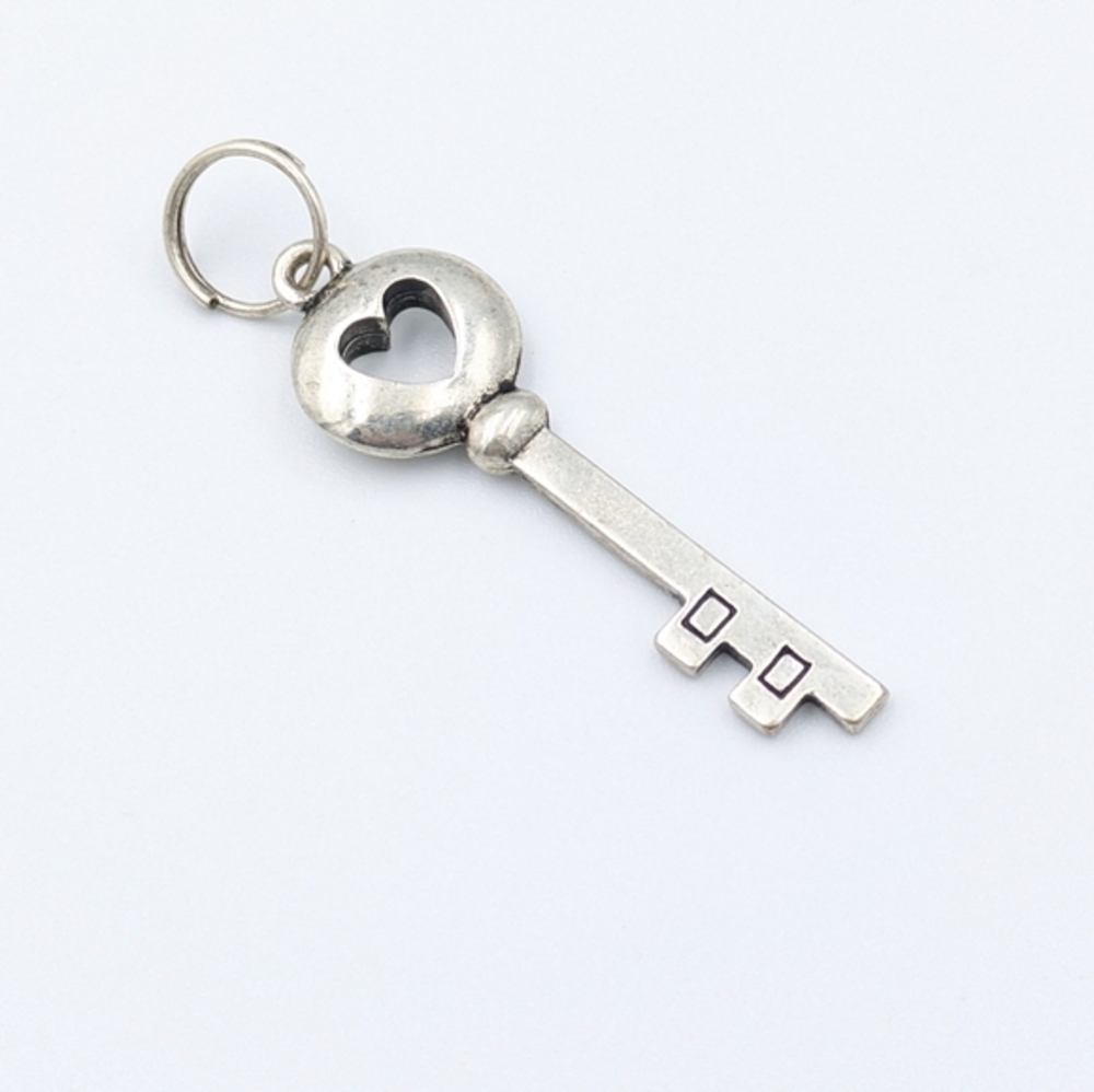 5/25$  Silver tone skeleton key heart pendant